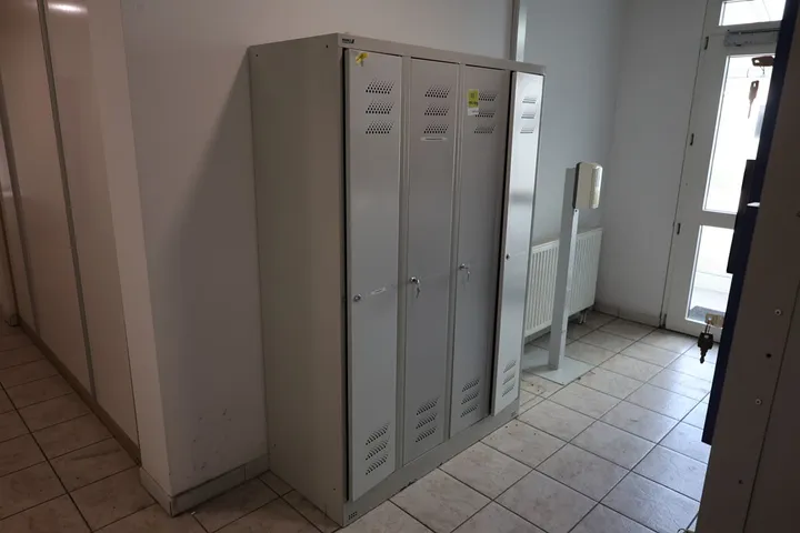 1 x Umkleidespind Maße: 120 x 50 x 175 cm